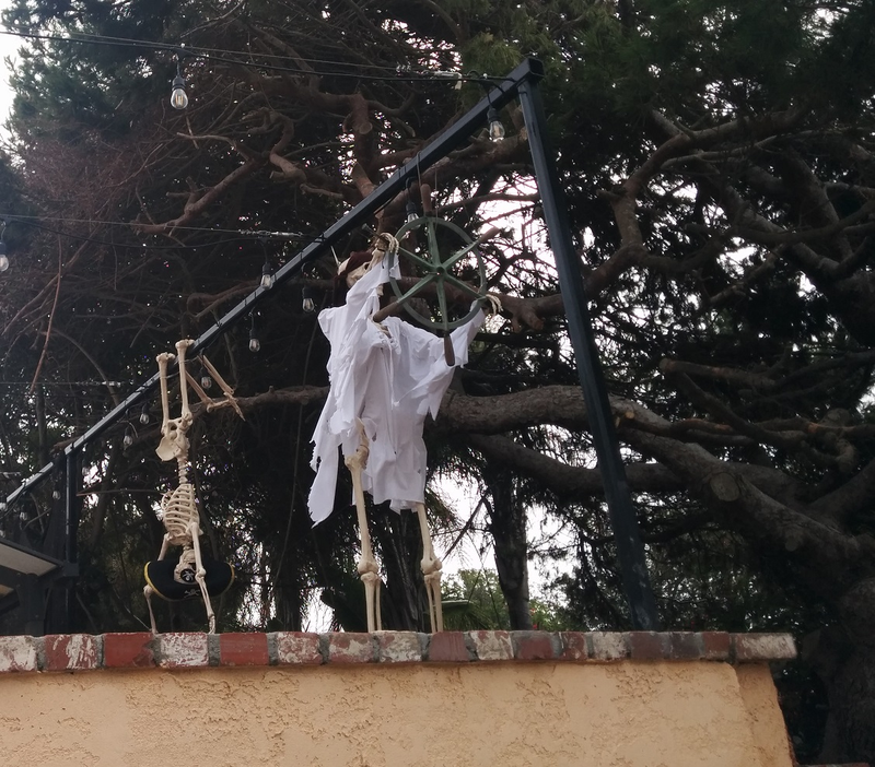 Illustration for article titled Halloween Decorations From a Few Neighborhoods
